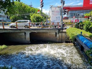 Bahaya! Jangan Merokok Dekat Semburan Gas di Sungai Rungkut Surabaya