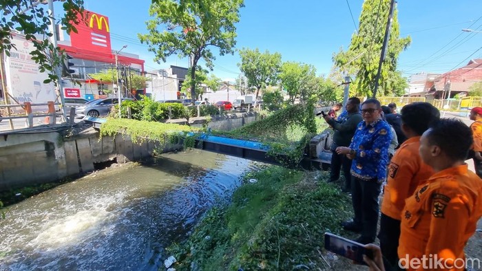 Semburan air gas di Surabaya BPBD mengecek langsung semburan air berbau gas di Rungkut Surabaya