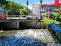 5 Fakta Heboh Semburan Air Berbau Gas di Kali Rungkut Surabaya