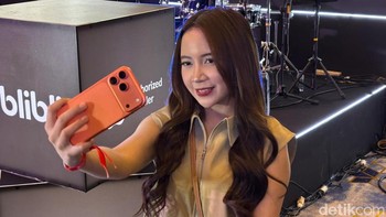 Sheila memesan iPhone 17 Pro Max Cosmic Orange. Foto: Rizqy Nur Amalia/detikINET