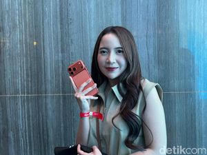 Apple Fangirl Ini Rela Antre Demi Jadi Pemilik Pertama iPhone 17 di Blibli
