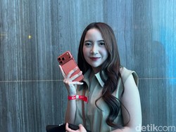 Apple Fangirl Ini Rela Antre Demi Jadi Pemilik Pertama iPhone 17 di Blibli
