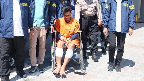 Pelaku pembunuhan terhadap istri sirinya saat rilis di Mapolresta Denpasar, Jumat (17/10/2025).