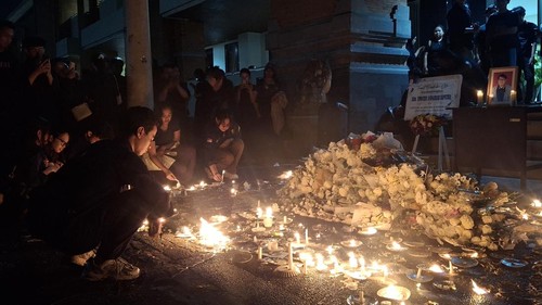 Suasana doa bersama untuk mengenang TAS di gedung FISIP Unud, Kampus Sudirman, Denpasar, Jumat (17/10/2025). TAS merupakan mahasiswa FISIP Unud yang meninggal akibat terjatuh dari gedung kampus. (Fabiola Dianira/detikBali)