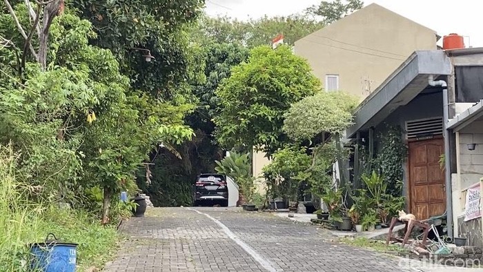 Suasana Jalan Sinar Mas 7, Kedungmundu, pasca pembongkaran pagar seng rumah Ari Setiawan di Kelurahan Kedungmundu, Kecamatan Tembalang, Kota Semarang, Jumat (17/10/2025).