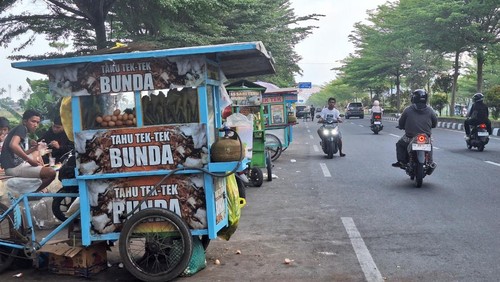 Suasana PKL berjualan di area Ikon Tembolak Pelangi Mataram, Jalan Bypass Mataram-Gerung, Jumat (17/10/2025). (Nathea Citra/detikBali)