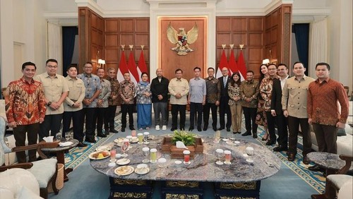 Momen syukuran ulang tahun ke-74 Presiden Prabowo Subianto yang dihadiri orang-orang dekat dan sejumlah pejabat.