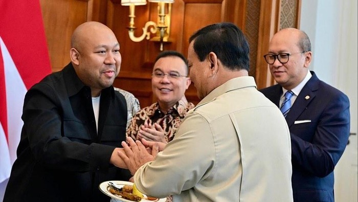 Momen syukuran ulang tahun ke-74 Presiden Prabowo Subianto yang dihadiri orang-orang dekat dan sejumlah pejabat.