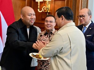 Momen Syukuran Ultah Ke-74 Prabowo Dihadiri Dasco, Titiek-Didit hingga Gibran