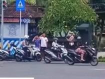 Pelanggar Lalu Lintas di Karangasem Dihukum Hormat di Pinggir Jalan