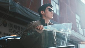 Foto adegan lain yang dirilis nampilin Lee Je Hoon sebagai Kim Do Gi dengan bomber jacket dan kaca mata hitam. Superganteng! (Foto: dok. SBS)