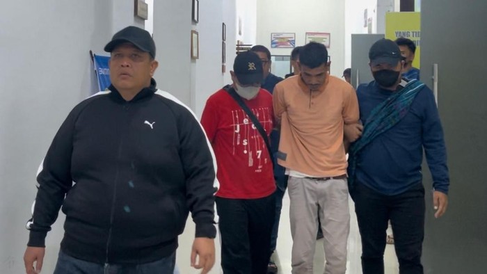 Terpidana kasus narkotika (baju oranye) saat diamankan kejaksaan. (Foto: dok. Kejati Sumut)