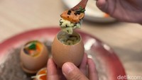 Salah satunya ada varian salmon smoky, shiitake, dan tobiko. Tobiko memberi letusan rasa umami di mulut yang bikin ketagihan. Foto: detikcom/Riska Fitria Salah satunya ada varian salmon smoky, shiitake, dan tobiko. Tobiko memberi letusan rasa umami di mulut yang bikin ketagihan. Foto: detikcom/Riska Fitria