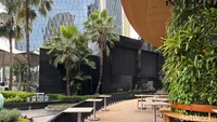 Dari Teru, pengunjung bisa menikmati view area elit Epicentrum. Gedung tinggi, pepohonan, dan aliran sungai mirip seperti di jalanan di Singapura. Foto: detikcom/Riska Fitria Dari Teru, pengunjung bisa menikmati view area elit Epicentrum. Gedung tinggi, pepohonan, dan aliran sungai mirip seperti di jalanan di Singapura. Foto: detikcom/Riska Fitria