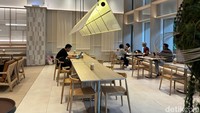 Dengan interior kayu dan konsep nature, restoran ini didominasi kayu coklat-krem. Sentuhan tanaman membuat suasana casual dining terasa elegan. Foto: detikcom/Riska Fitria Dengan interior kayu dan konsep nature, restoran ini didominasi kayu coklat-krem. Sentuhan tanaman membuat suasana casual dining terasa elegan. Foto: detikcom/Riska Fitria