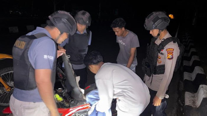 Tim Raga Polres Rokan Hulu menggelar patroli memastikan situasi aman dan kondusif, Kamis (16/10/2025).