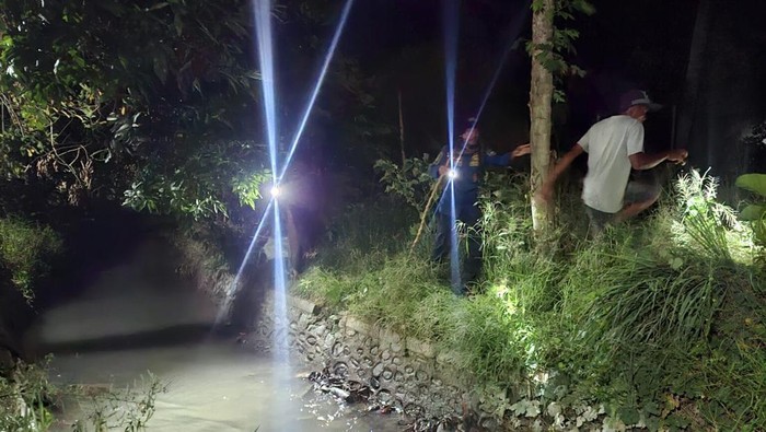 Tim SAR melakukan pencarian terhadap balita yang hilang diduga terjatuh di irigasi Kabupaten Luwu.