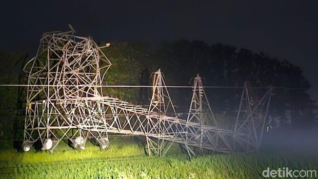 Tower Sutet di Mlese, Kecamatan Cawas, Klaten, rusak diterjang angin, Jumat (17/10/2025). Tower Sutet di Mlese, Kecamatan Cawas, Klaten, rusak diterjang angin, Jumat (17/10/2025).