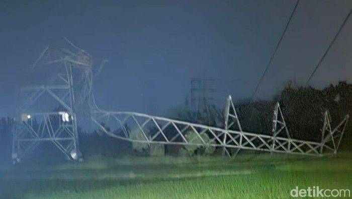 Tower Sutet di Mlese, Kecamatan Cawas, Klaten, rusak diterjang angin, Jumat (17/10/2025).