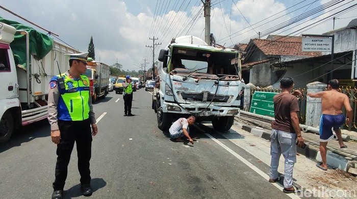 Truk bermuatan gas diduga mengalami rem blong saat melintas di jalan menurun Secang, Magelang, Kamis (15/10/2025).