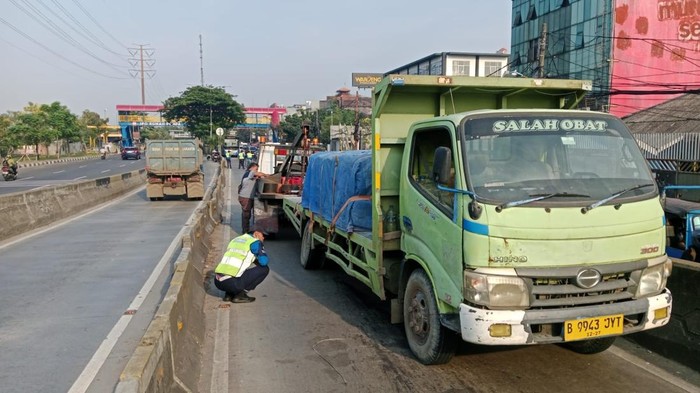 Truk Semen Patah Roda di Flyover Pesing