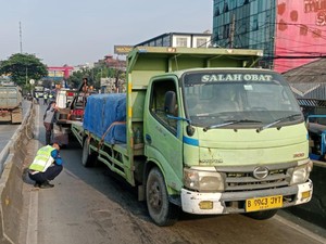 Ada Truk Semen Patah Roda, Lalin Flyover Pesing Arah Grogol Dialihkan