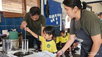 Praktik membuat lilin secara langsung dengan teknik mencelup.