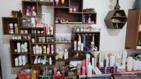 Berbagai macam lilin yang diproduksi di Pondok Glorieux.