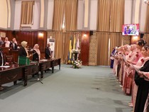 Dukung Pemerataan Kesehatan, FK UNAIR Lantik 25 Bidan Indonesia Timur