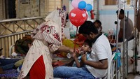 Orang tua dan keluarga menemani pasien anak di ruang perawatan sementara. Para dokter di Mugda mengatakan bahwa meskipun jumlah keseluruhan pasien demam berdarah telah menurun dibandingkan tahun-tahun sebelumnya, angka kematian telah mencapai titik tertinggi. Direktorat Jenderal Pelayanan Kesehatan (DGHS) telah melaporkan lebih dari 50.000 kasus demam berdarah dan lebih dari 215 kematian di seluruh negeri pada minggu pertama bulan Oktober. Foto: REUTERS/Mohammad Ponir Hossain