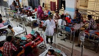 Sejumlah anak dirawat di ruang darurat Rumah Sakit Mugda Medical College, Dhaka, Bangladesh, Selasa (14/10). Lonjakan pasien demam berdarah membuat rumah sakit kewalahan. Foto: REUTERS/Mohammad Ponir Hossain