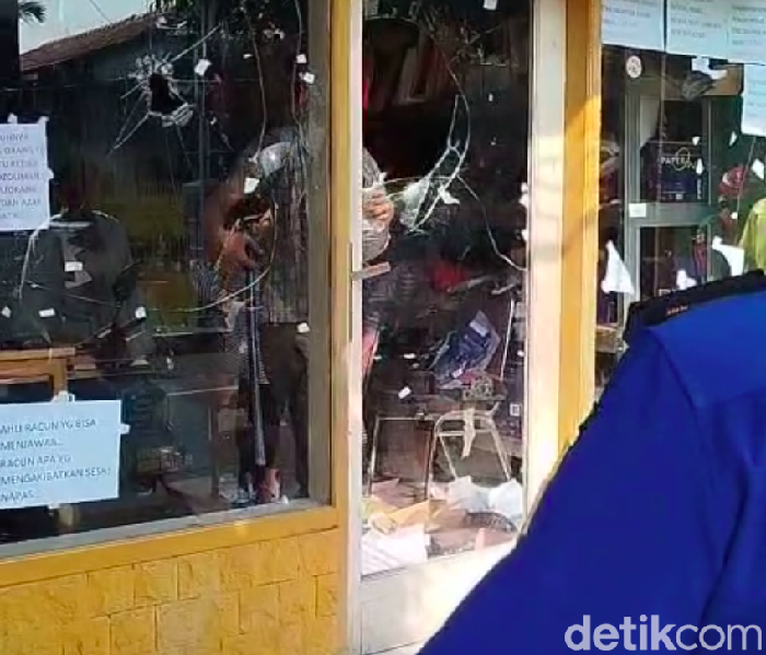 Warga Pasar Rebo, Jakarta Timur dibuat geger atas kasus penyanderaan pagi tadi. Dua anak kecil disandera di dalam rumah toko (ruko) fotokopi. (dok Damkar Jakarta)