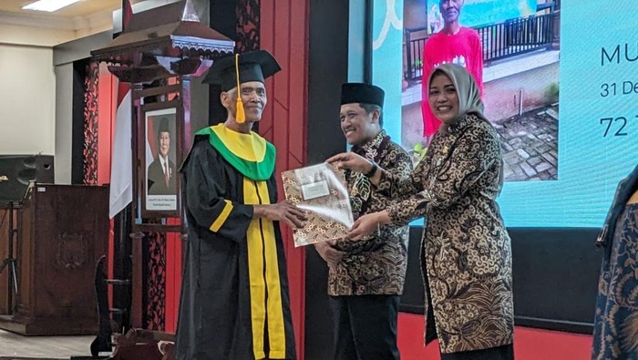Wisuda Sekolah Lansia Tangguh Wujudkan Lansia Sehat, Aktif, Produktif, dan Mandiri