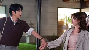 Woo Joo terlihat menahan Mary ketika keluar dari restoran. Kira-kira mereka mau bahas apa ya? Apakah soal pemotretan pernikahan? (Foto: dok. SBS)