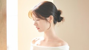 Mary anggun dengan dress berwarna putih. Episode terbaru Would You Marry Me tayang malam ini, Jumat (17/10/2025) di SBS dan bisa disaksikan di Disney+. (Foto: dok. SBS)