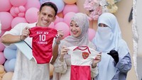 Egy Maulana Vikri dan Adiba Khanza lalu memperlihatkan pakaian bayi. Di sampingnya terlihat ada Umi Pipik yang tampak happy melihat hal itu. (Foto: dok Instagram adiba.knza)