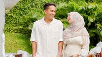 Momen Egy Maulana Vikri dan Adiba Khanza difoto sambil berjalan. (Foto: dok Instagram adiba.knza)