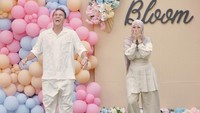 Balon meletus dan mengeluarkan serbuk pink, tanda Egy Maulana Vikri dan Adiba Khanza bakal punya anak perempuan. Egy tertawa lepas, sementara Adiba menutup mulutnya seolah tak bisa menyembunyikan kebahagiaan. (Foto: dok Instagram adiba.knza)