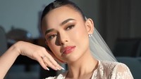 Amanda Manopo mengaku bilang mau menikah dengan Kenny Austin ke keluarga dan kerabat dekat pada saat kasih undangan. Memang geger banget. Aku sama Kenny niatnya gak mau ada campur tangan orang lain, kita keep saja, gak minta bantuan siapa pun. Kita ngerjain berdua, ujarnya. (Foto: dok Instagram amandamanopo)
