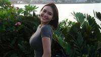 Amanda Manopo bahkan mengaku sempat meminta Kenny Austin menjauh. Aku ngerasa lebih better sendiri, karena aku gak mau orang di samping aku nanti sakit dengan berita di luar, tuturnya. (Foto: dok Instagram amandamanopo)