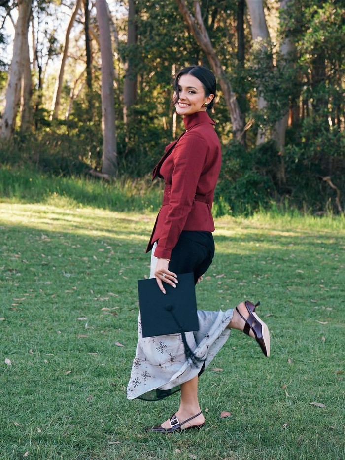 Amanda Rawles wisuda dari Macquarie University Sydney.