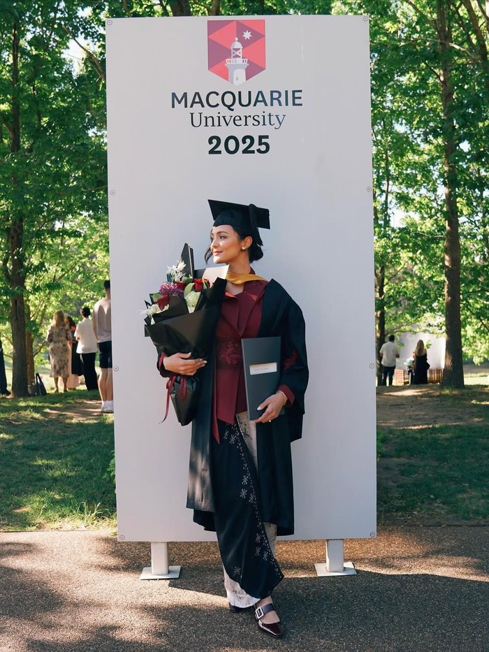 Amanda Rawles Amanda Rawles wisuda dari Macquarie University Sydney.