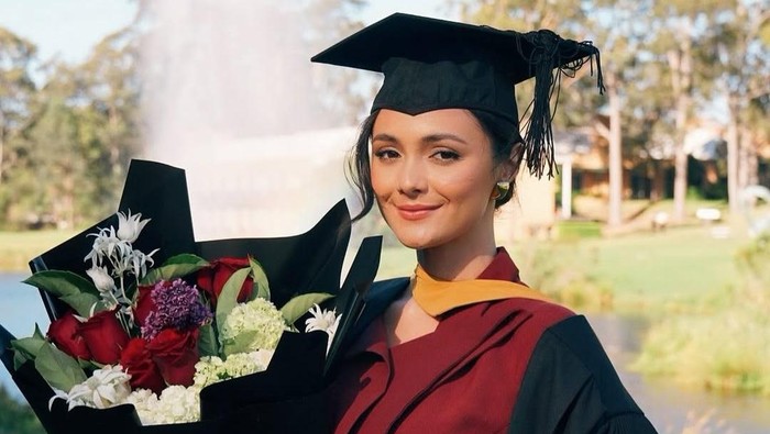 Amanda Rawles wisuda dari Macquarie University Sydney.