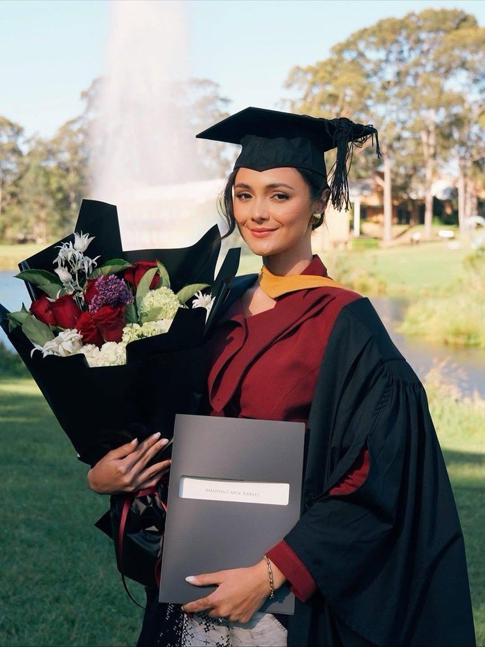 Amanda Rawles Amanda Rawles wisuda dari Macquarie University Sydney.