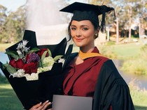 Slow but Sure, Amanda Rawless Semringah Wisuda di Macquarie University Sydney