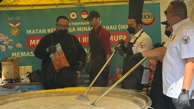 Andre Rosiade memimpin kegiatan memasak 200 kilogram rendang dalam ajang Marandang Dunia di Tokyo, Jepang.