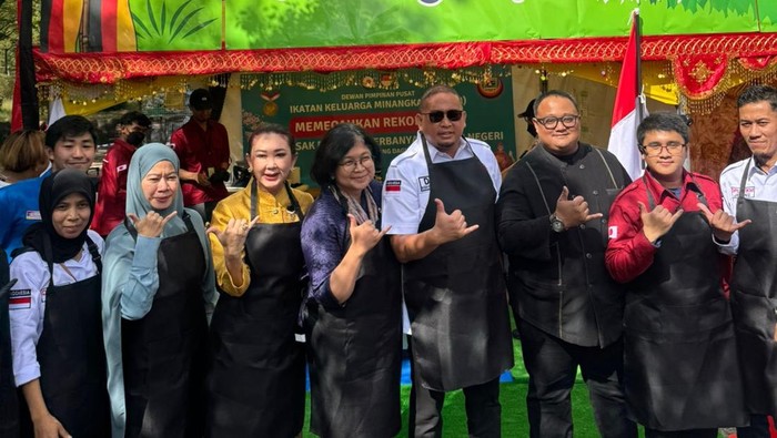 Andre Rosiade memimpin kegiatan memasak 200 kilogram rendang dalam ajang Marandang Dunia di Tokyo, Jepang.