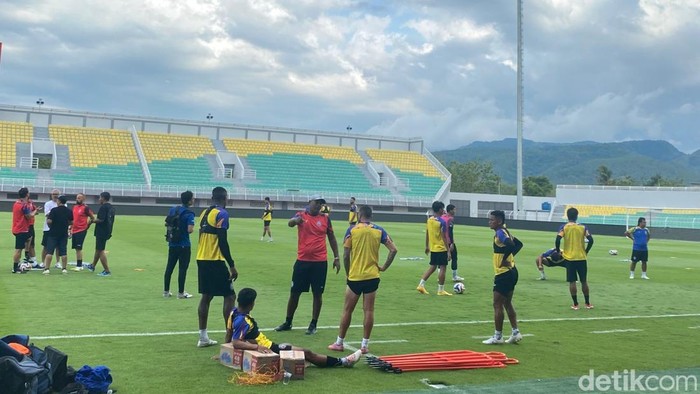 Arema FC menggelar official traning di Stadion Gelora BJ Habibie jelang melawan PSM Makassar.