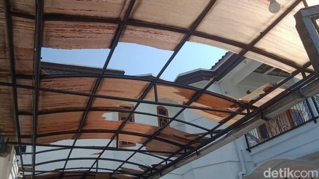 Atap dan kanopi rumah milik Kadarwati, ortu Bupati Klaten Hamenang, ikut rusak jadi korban lesus yang melanda pada Jumat petang (17/10/2025).