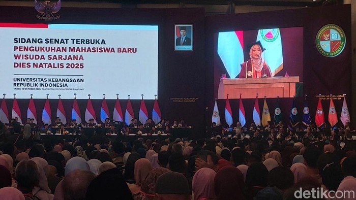 Aulia Yasmin Nugraharja Wisudawati terbaik UKRI 2025 Aulia Yasmin Nugraharja Wisudawati terbaik UKRI 2025